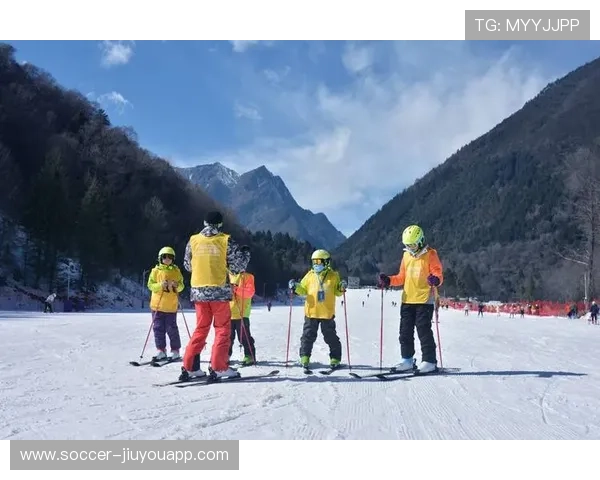 冰雪运动学院推动少儿滑雪活动的地方合作与示范，少儿滑雪冬令营